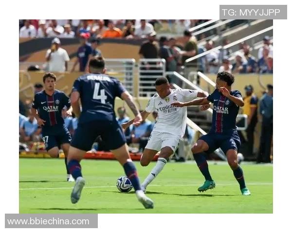 足球明星化身路人踢球瞬间展现街头风采与激情对决