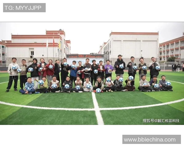 足球明星积极参与四川慈善活动捐款助力灾后重建展现社会责任感